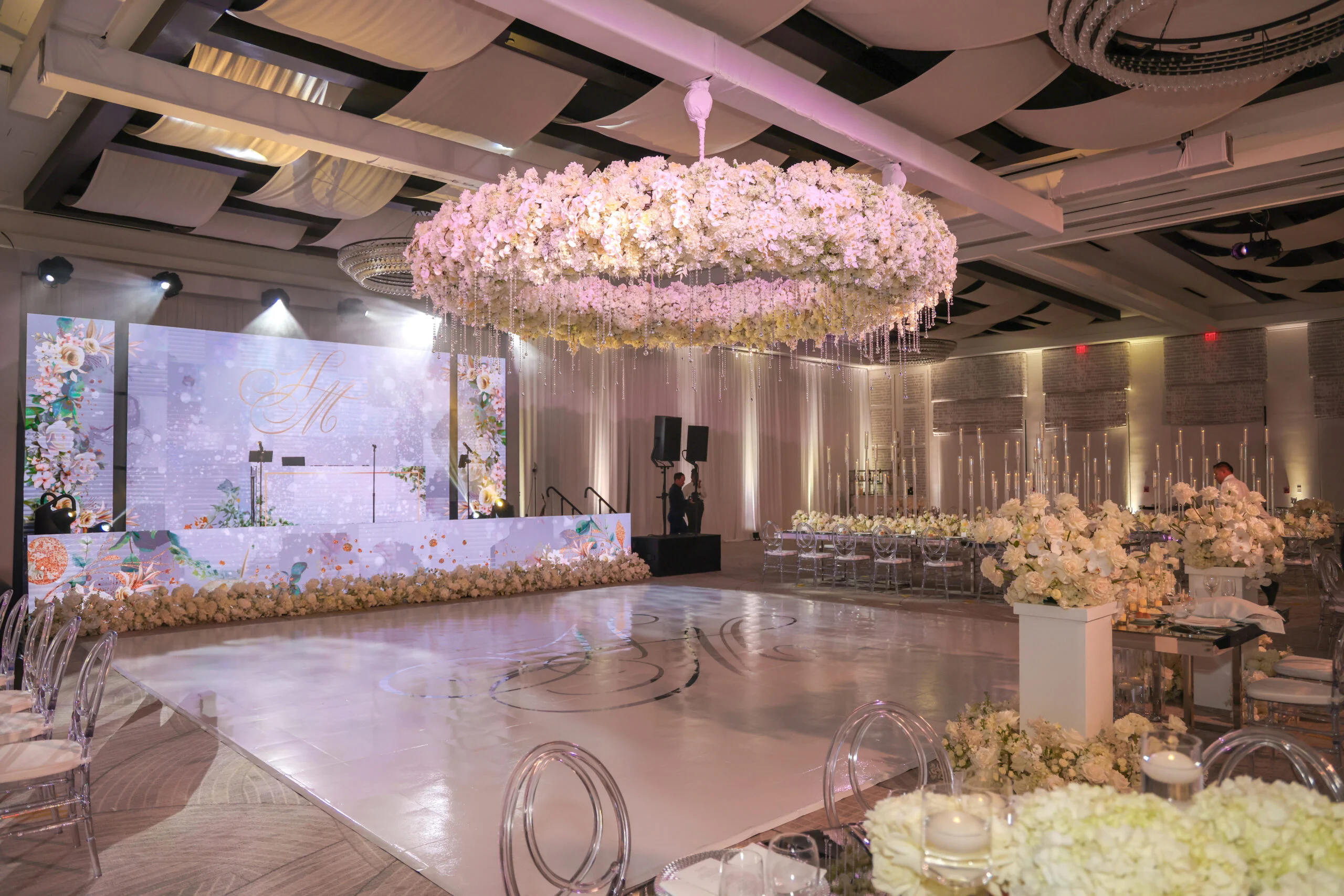 مقایسه تالار سنتی و تالار مدرن با مدیریت هوشمند؛ کدام انتخاب بهتری است؟ 1 تالار سنتی و تالار مدرن با مدیریت هوشمند